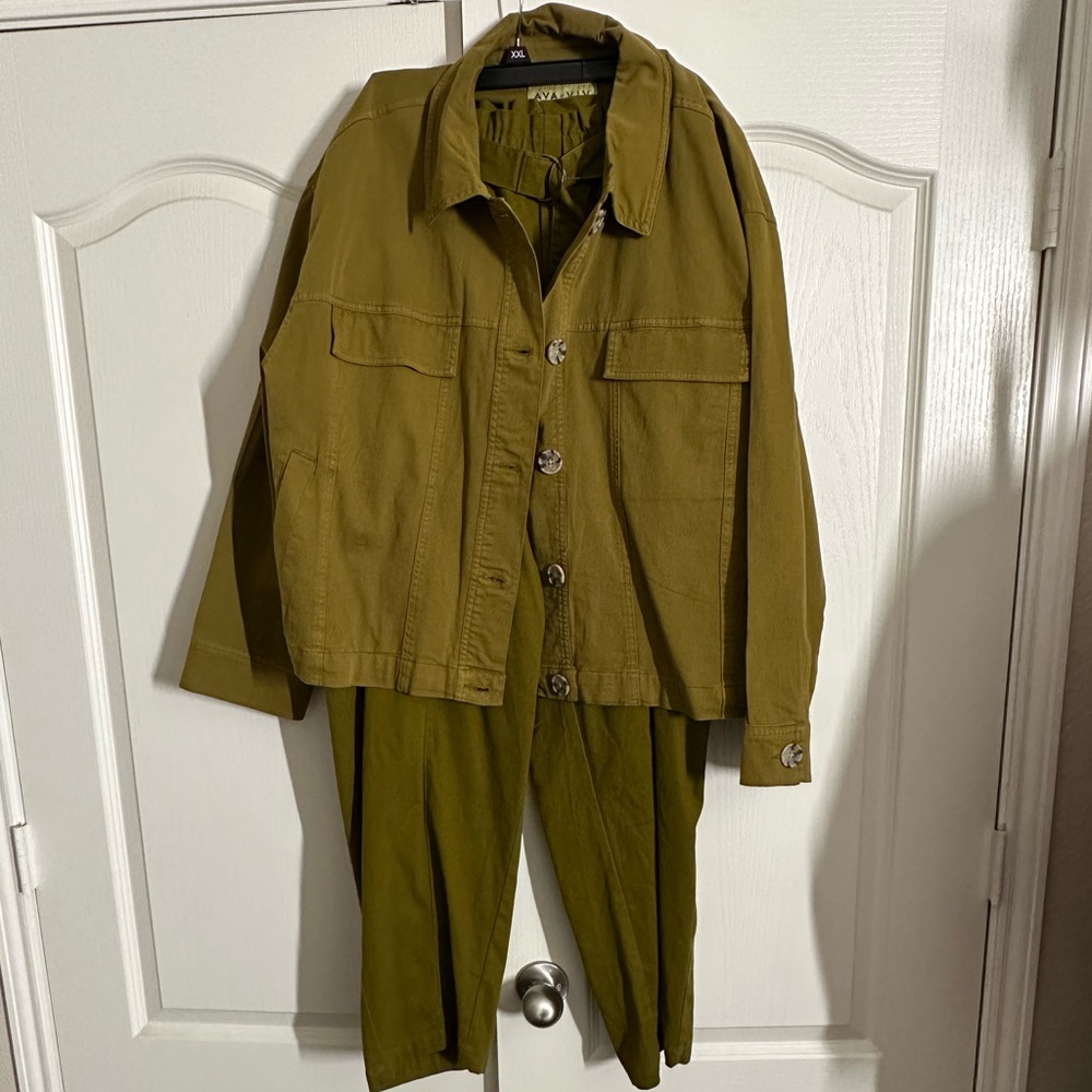 New without tags pants suit